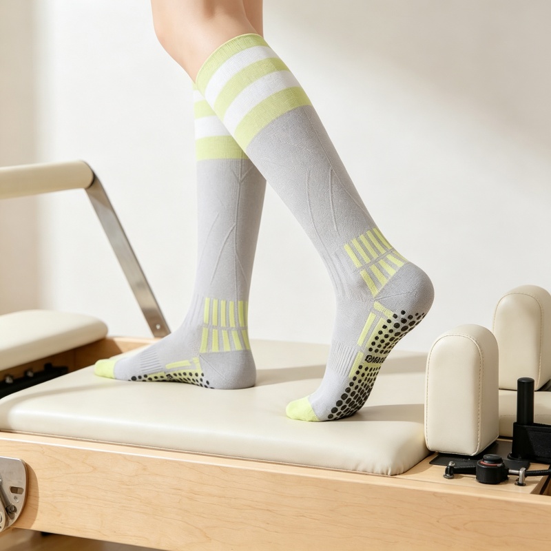 Calze da yoga al ginocchio da  - Pilates Yoga Home Workout recensione e prezzo